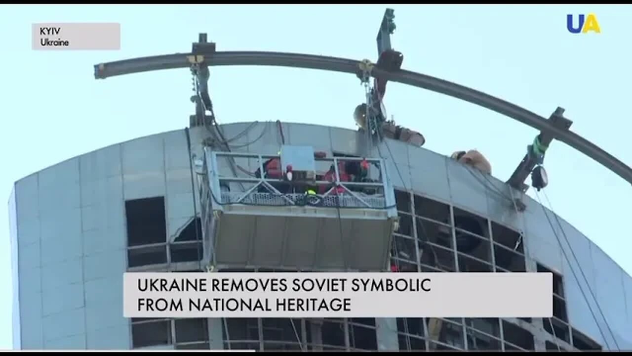 Soviet hammer and sickle removed from Ukrainian national monument