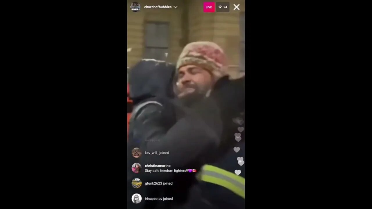 ❤️🇨🇦TRUCKER HAS HUNDREDS OF SUPPORTS ESCORTING HIM❤️