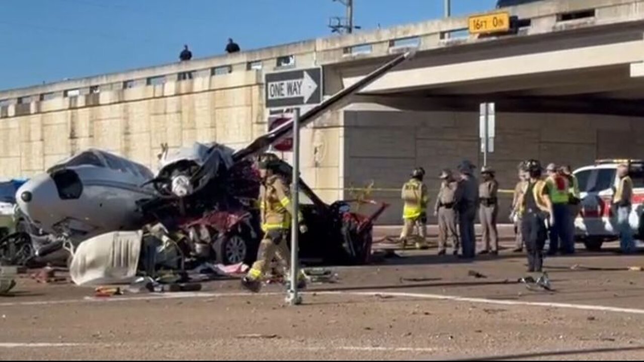 Propeller plane crashes onto intersection in Texas and splits in half