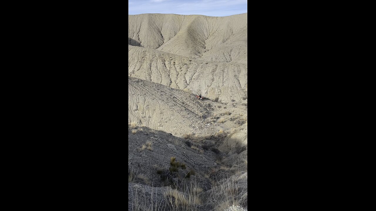 XR400 Hillclimbing a Skinny Ridge