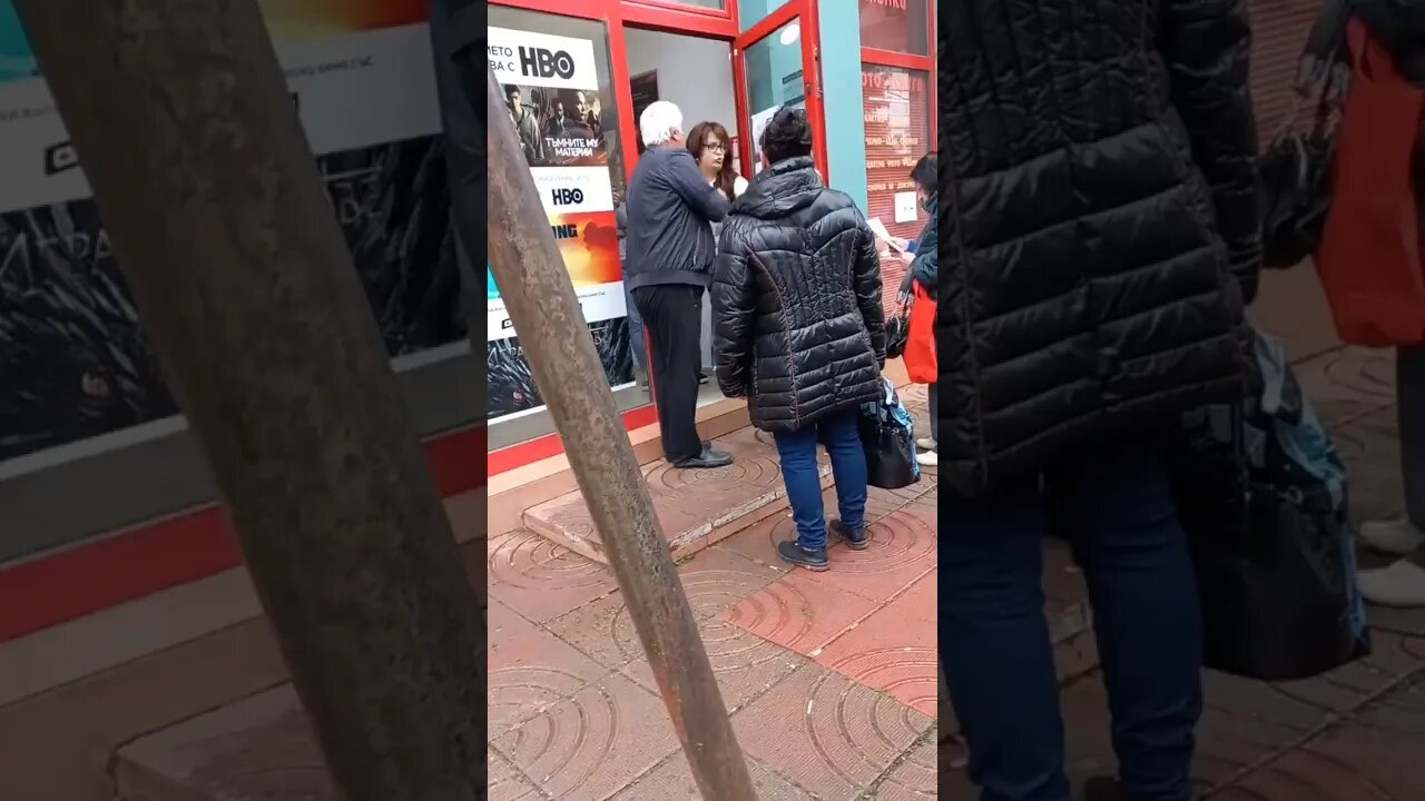 Напрежение пред офиса на Булсатком...