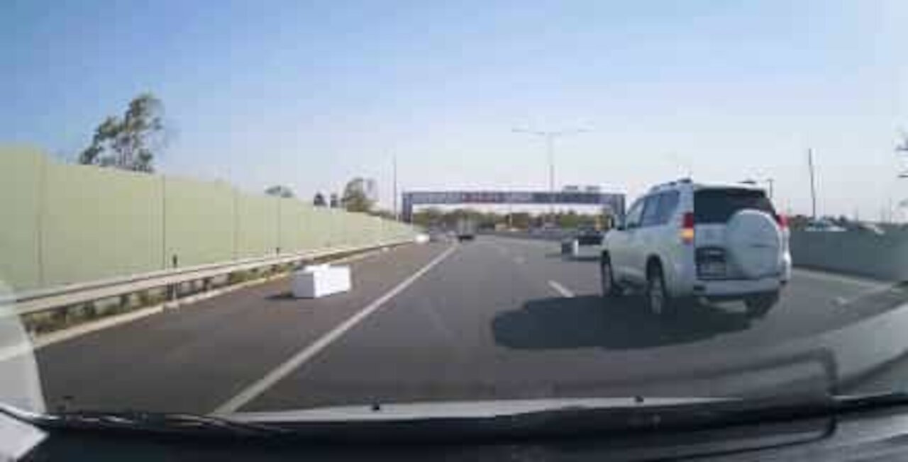 Geladeiras caem de caminhonete em rodovia na Austrália