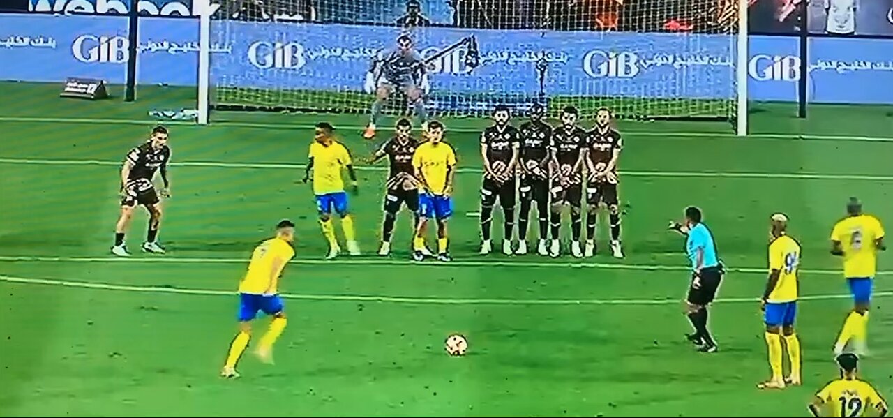 *NOT CLICK BAIT* C.ronaldo just scored an amazing free kick