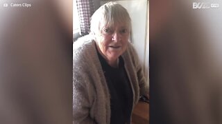 Cette grand-mère est très douée pour imiter les sons du quotidien!