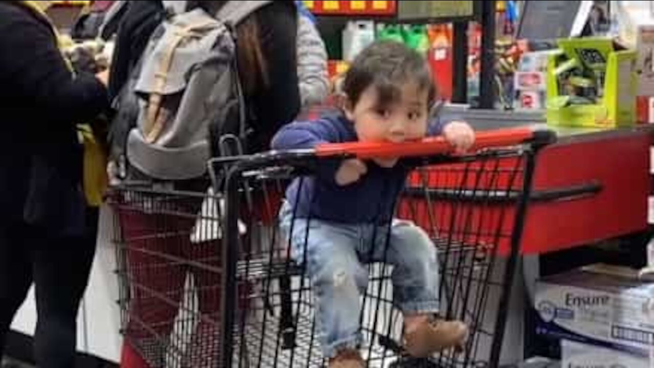 Covid-19: Bebé mordisca carrinho de supermercado!