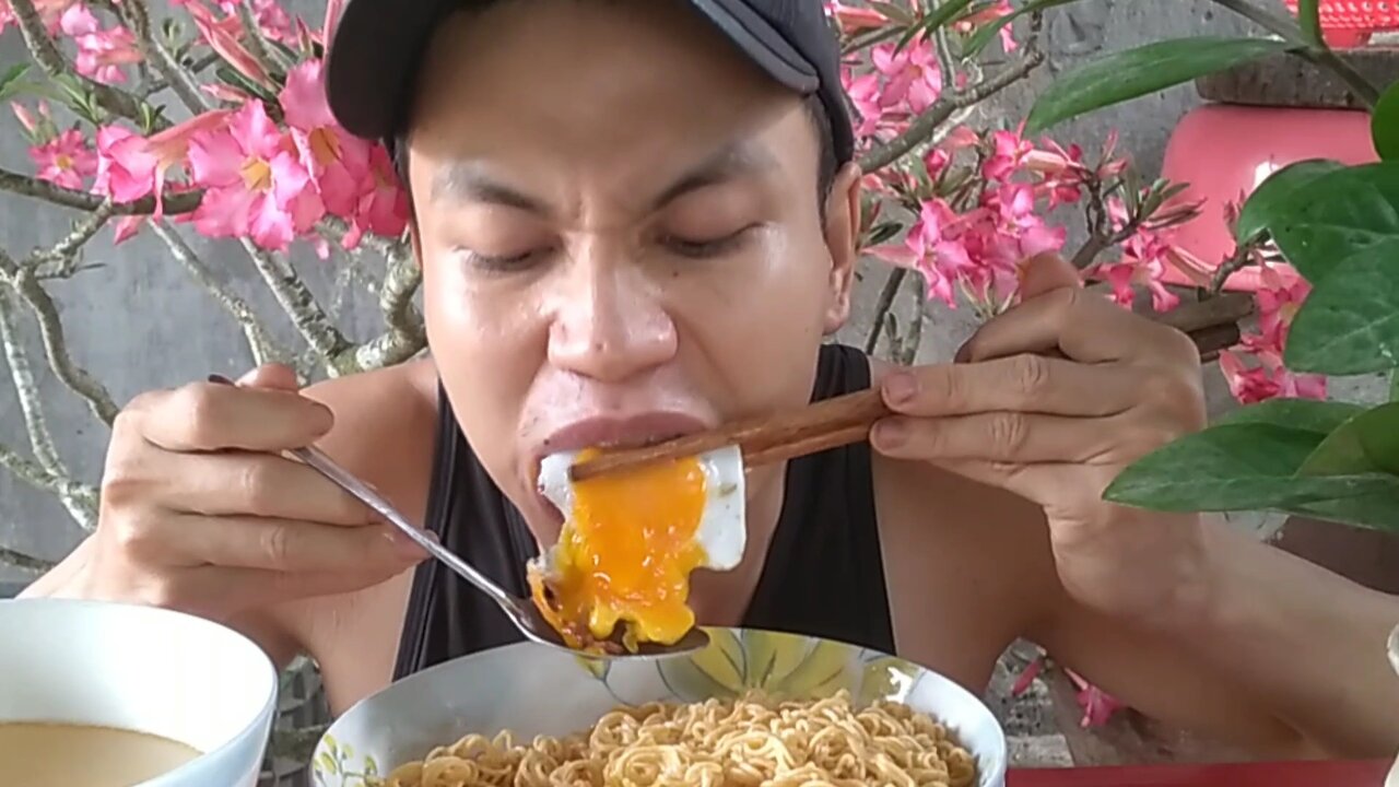 Non-spicy noodles with fried eggs ASMR Mukbang