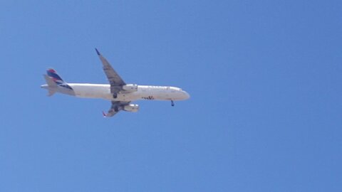 Airbus A320 PR-TYR vindo de Vitória(ES) e Airbus A321 PT-MXM vindo de Maceió(AL) para Fortaleza