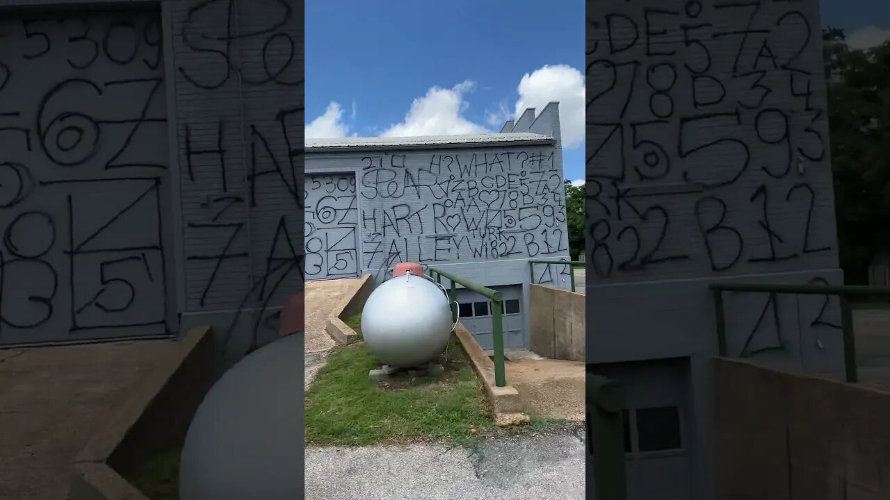 AWESOME Mural-Covered Building! 🎨😍👨‍🎨