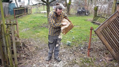 Making wood chips with shredder