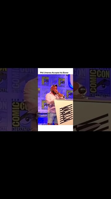 Phil Jimenez Accepting his Eisner For Wonder Woman Historia ❤