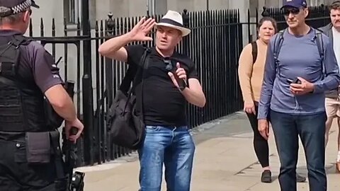 Quick clip close up of tourist shouts o my god at kings guard when told to get back #thekingsguard