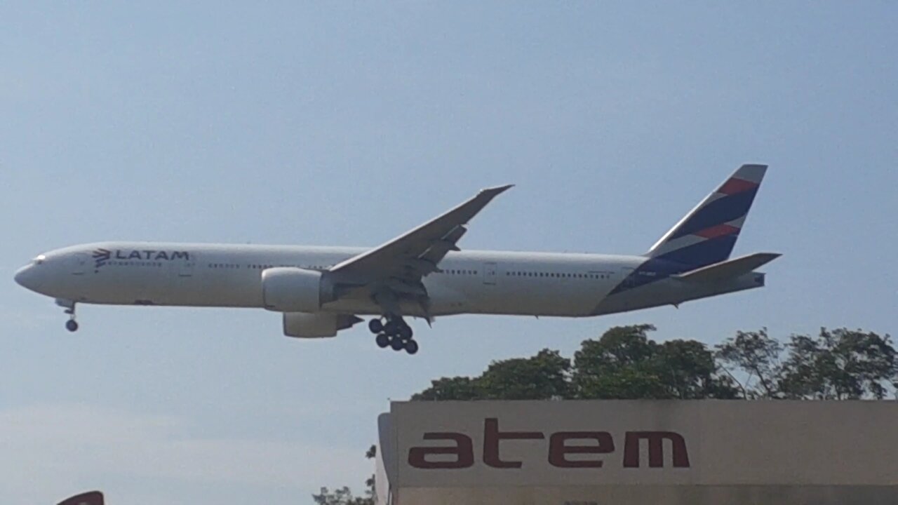 Boeing 777-300ER PT-MUF na aproximação final antes de pousar em Manaus vindo de Guarulhos