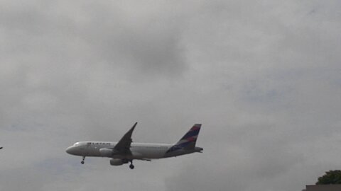 Airbus A320 PR-MYH na aproximação final antes de pousar em Manaus vindo de Brasília 16022021