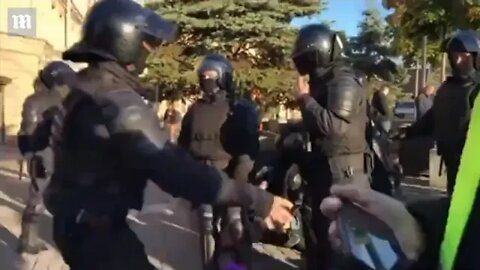 Video: Putin's riot police detain draft protesters in St. Petersburg