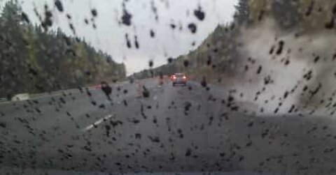 Une voiture en mouvement recouverte d'asphalte