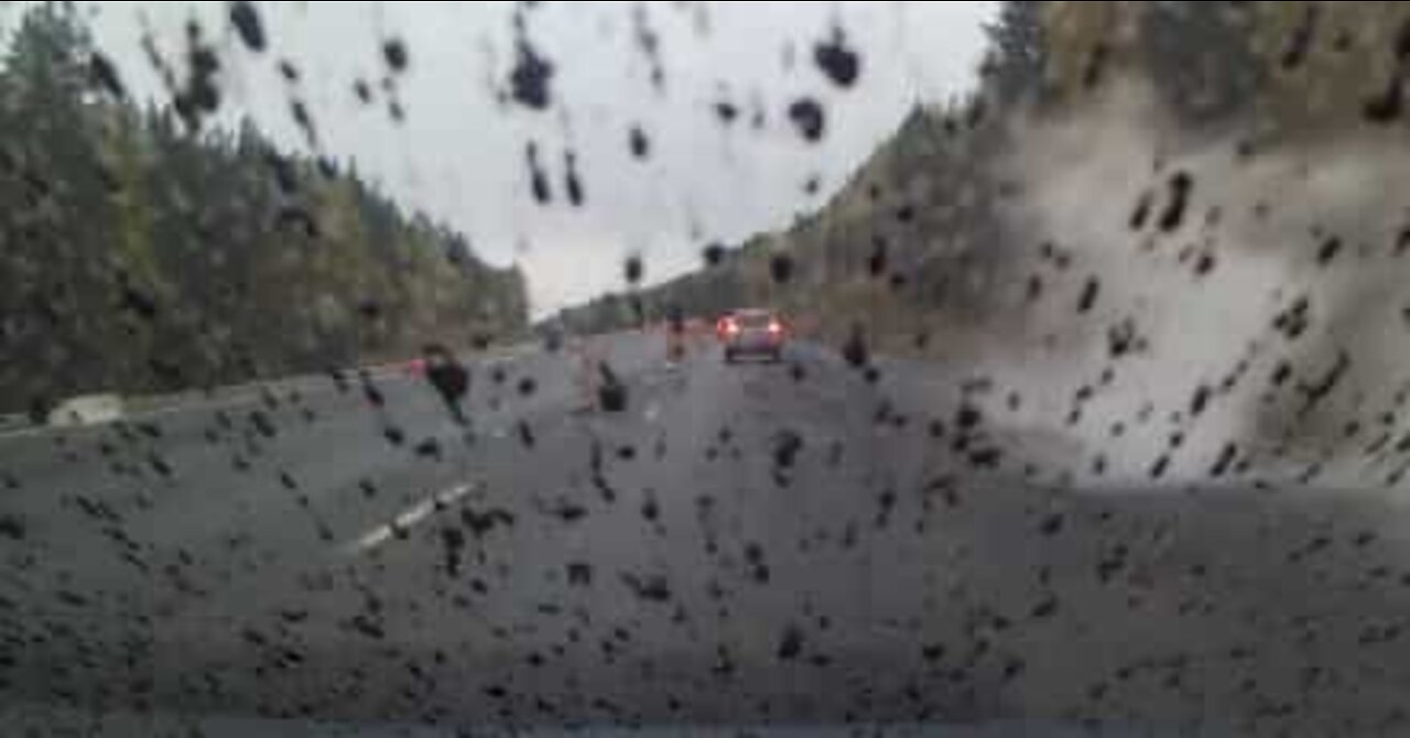 Une voiture en mouvement recouverte d'asphalte