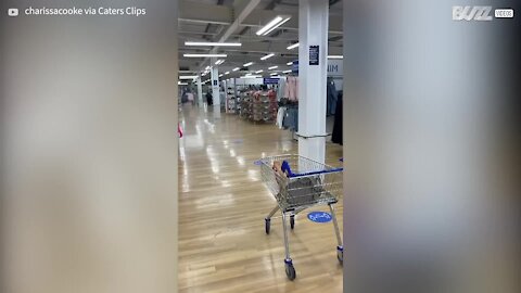 Cette maman tombe douloureusement après avoir joué avec un caddie