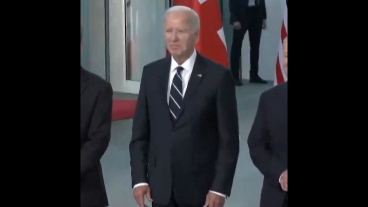 Biden's Brain Is Completely Cooked - He Can't Even Take A Photo Without Getting Confused