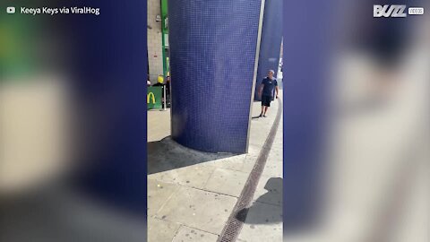 Homem e palhaço têm discussão acesa em plena rua