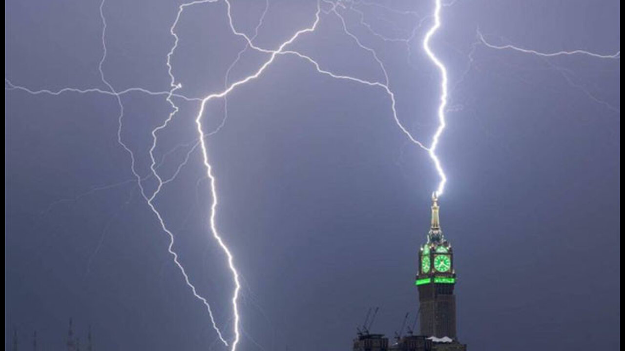 Lightning strikes Mecca clock tower as storm causes chaos