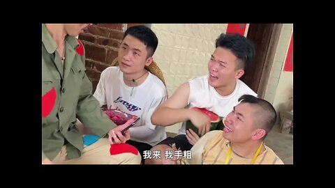 农村搞笑系列 阿叔的女儿回来，农村搞笑系列 三个靓仔送水果去，比赛刨玉米定胜负