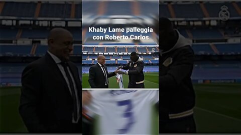 Khaby Lame palleggia con Roberto Carlos