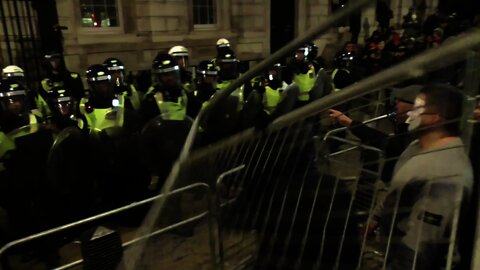 PROTESTER THROWS A BARRIER AT 4 POLICE OFFICERS #worldwidefreedomrally