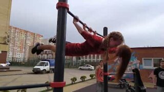 Unge atleter viser deres utrolige styrke og balance frem
