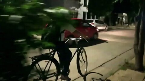 Constantino en la vieja bicicleta por las calles de Tacuarembó (26/10/2022)