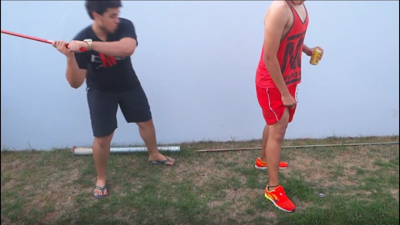 Quebrando vassoura na canela