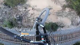 Ciclista realiza impressionante salto sobre caminhos de ferro