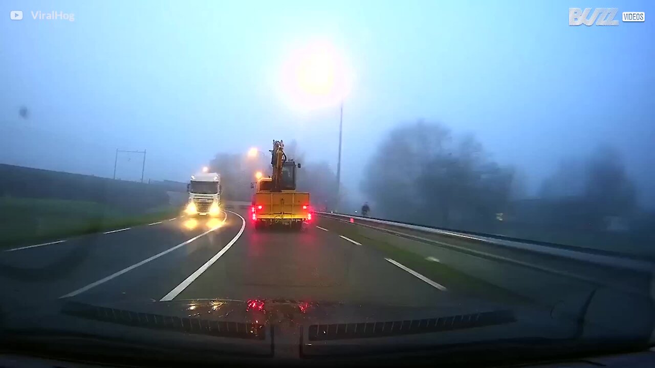 En traktor kolliderer brutalt med broen