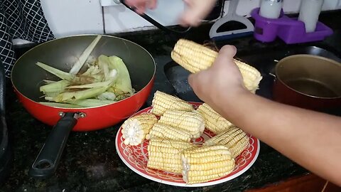 Cozinhando MILHO VERDE na PANELA COMUM