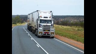 Grande colisão com caminhão é filmada em estrada no México