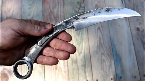 Forging a KARAMBIT from an old wrench