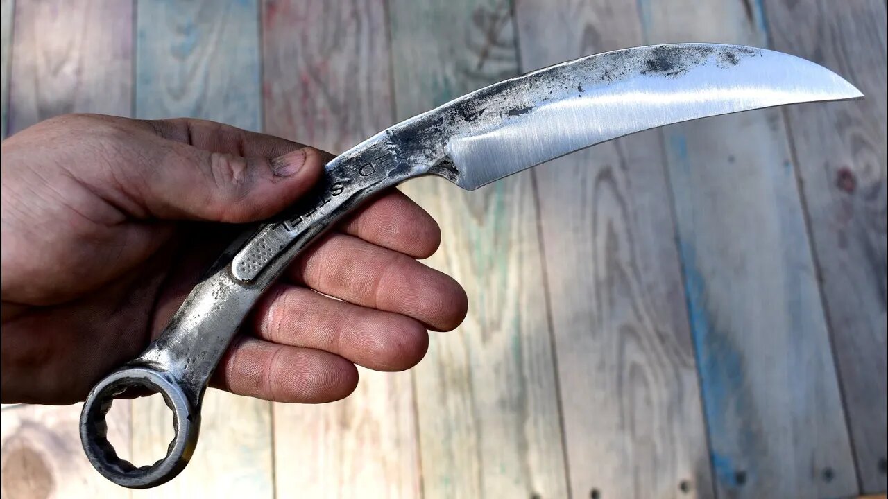 Forging a KARAMBIT from an old wrench