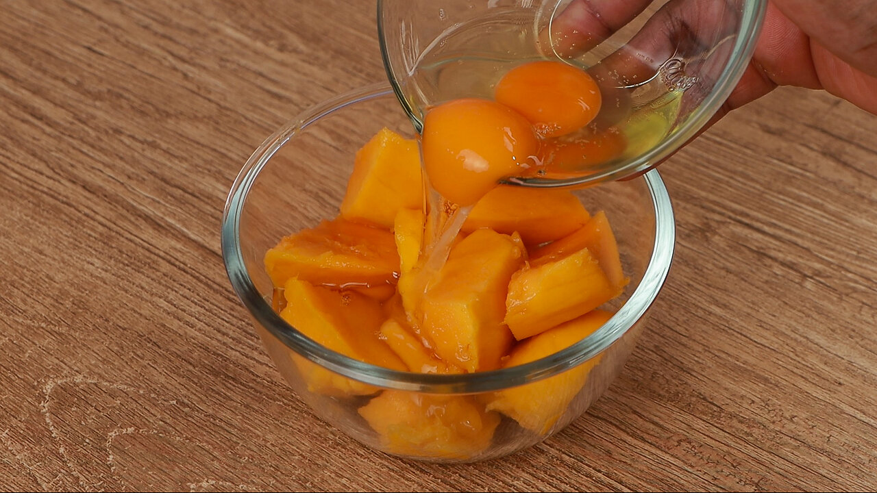 Add eggs to the mangoes and be surprised by this incredible recipe!