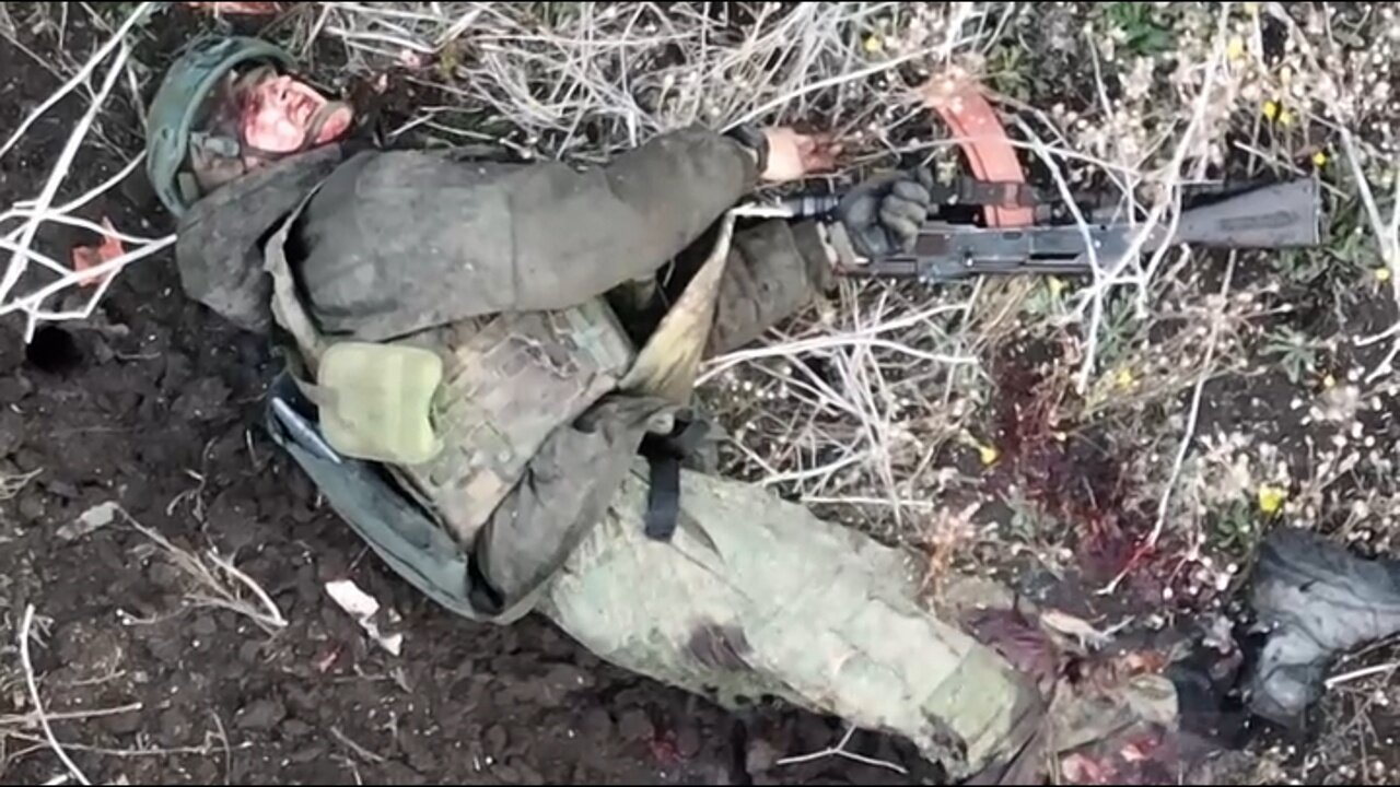 A Russian fascist decided to walk on a Ukrainian field and lost his legs