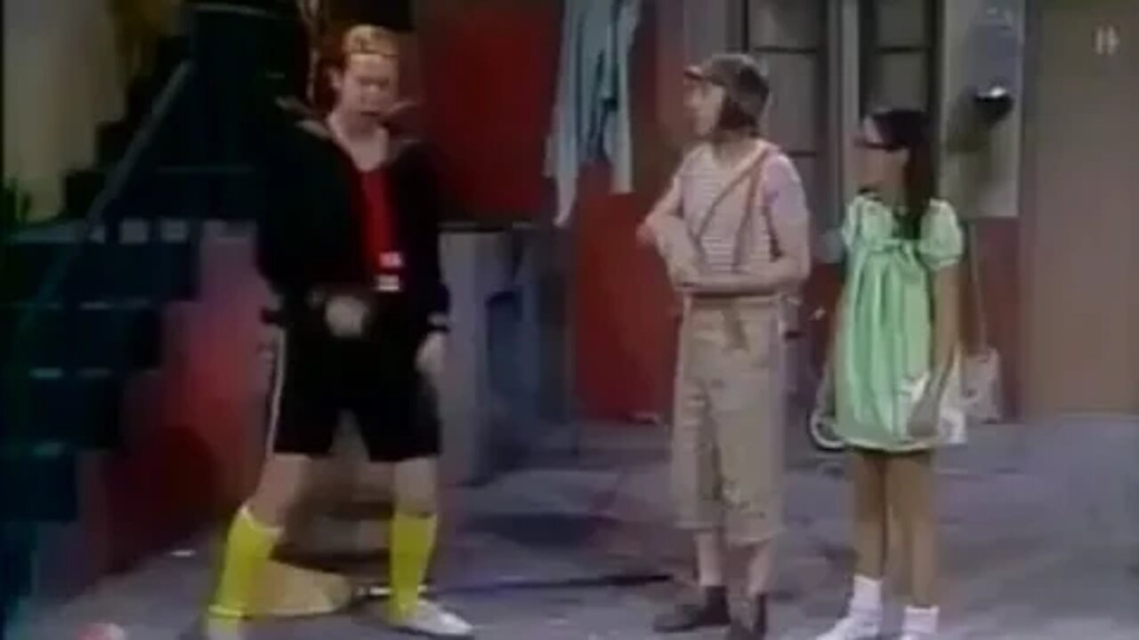 Kiko se ríe del Chavo porque se tragó un tronador