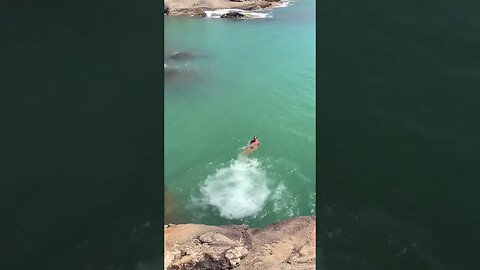 O salto nos penhascos de Guarapari