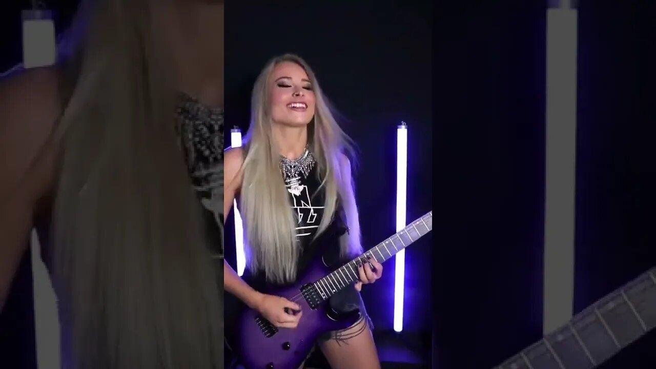 loira perfeita tocando guitarra #shorts