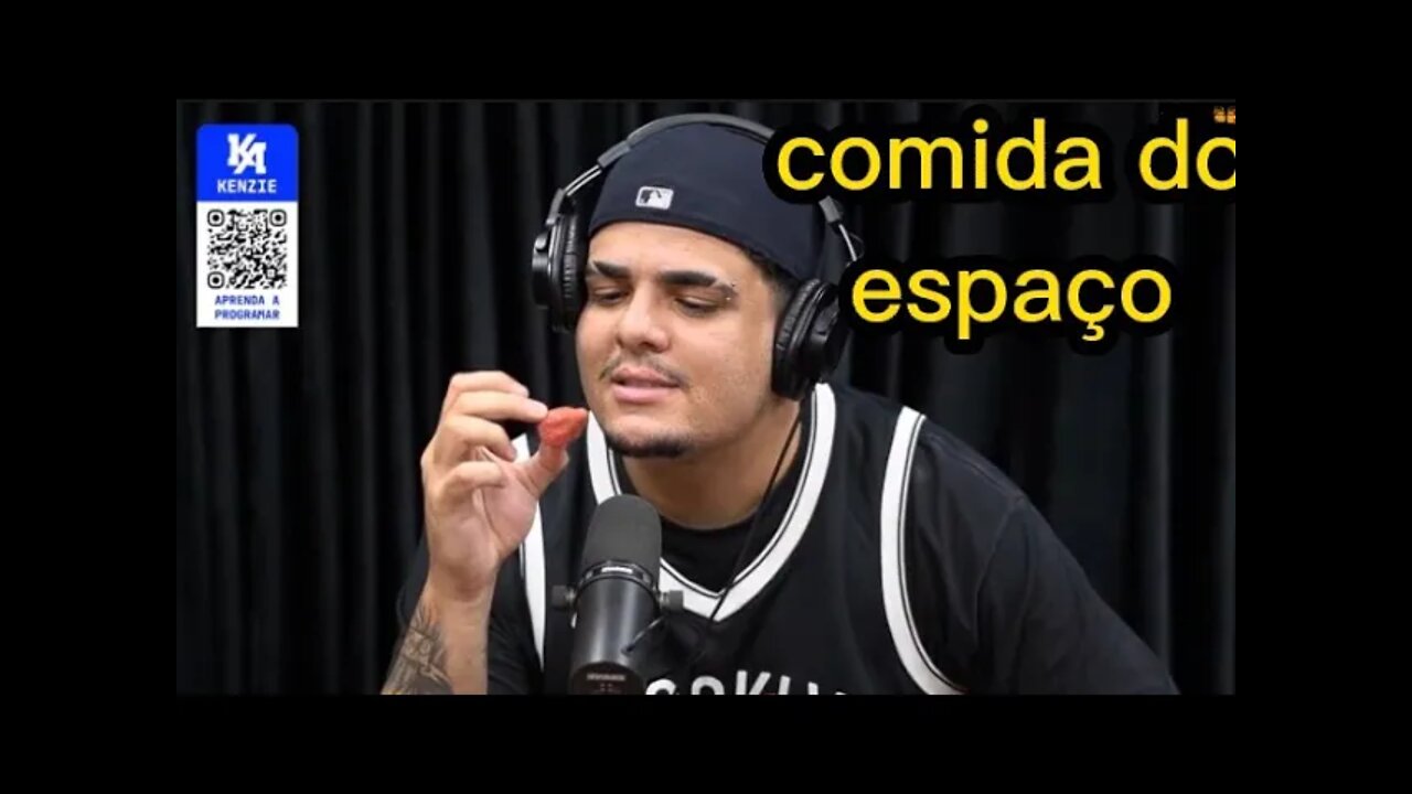 igao e mítico comendo comida do espaço