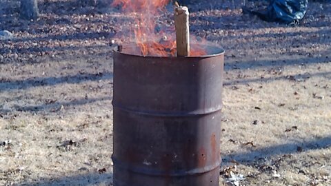 Burning yard waste in a barrel - Episode 12 (01/01/2024)