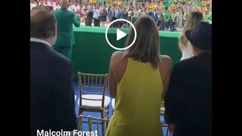 Dom Bertrand observa Luciano Hang pulando e o povo se manifestando