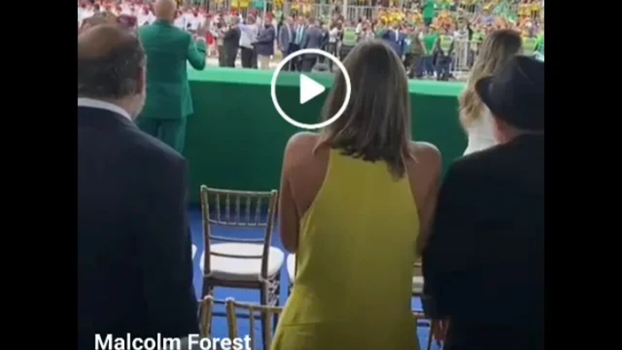 Dom Bertrand observa Luciano Hang pulando e o povo se manifestando