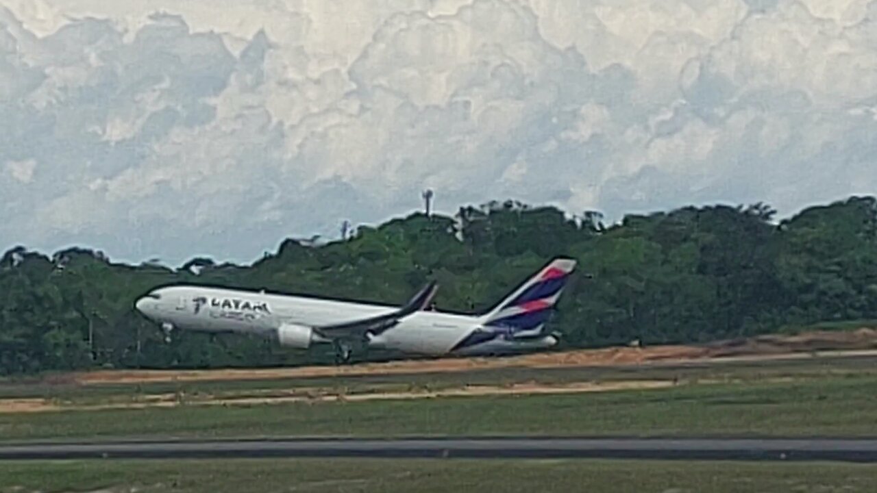 Boeing 767-300ERF PR-ABD decola de Manaus para Guarulhos