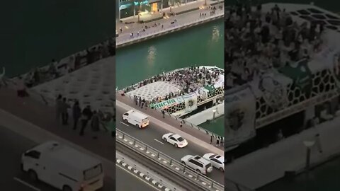 Torcida do Palmeiras festejando num barco em Dubai