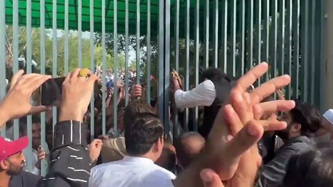 🎥 | Ex-PM Imran Khan thanks all the people that gathered at Bani Gala 🇵🇰