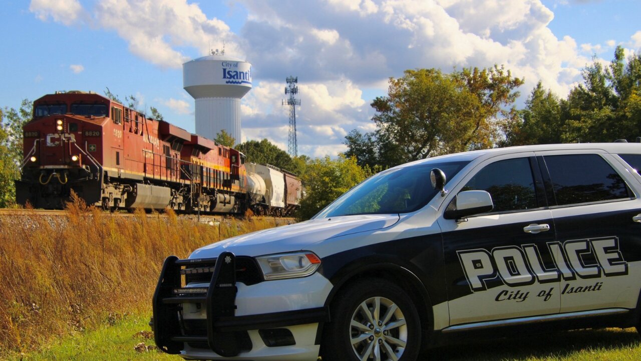 Police Officer for City of Isanti, Minnesota Helps Railfan with EPIC PICTURE!