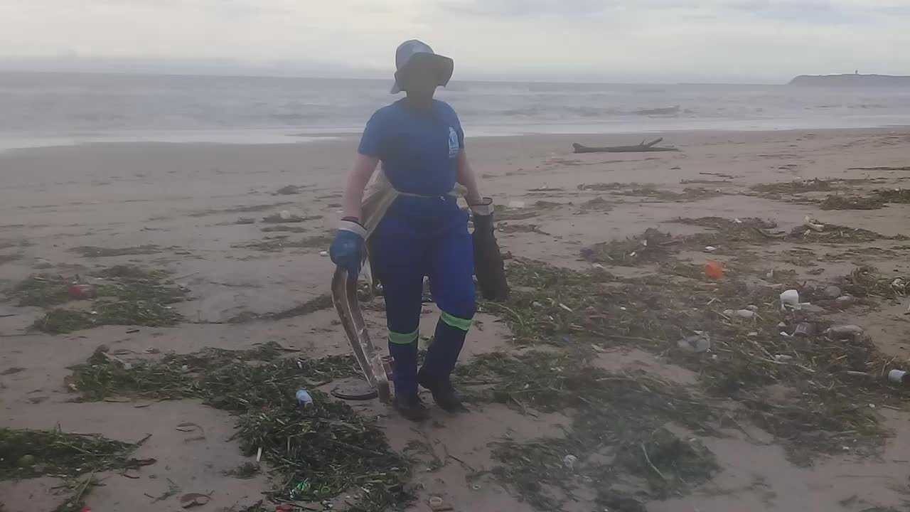 SOUTH AFRICA - Durban - Dirt washed up at the Durban beaches (Videos) (S8j)